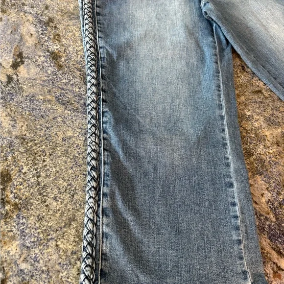 Judy Blue Forgetting You Cropped Blue Jeans with Braided side Detail 16 W - Picture 12 of 15